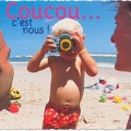Enfant photographiant avec un appareil jouet, « Coucou... C'est nous »<br />(CAP0105)