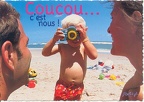 Enfant photographiant avec un appareil jouet, « Coucou... C'est nous »(CAP0105)