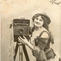 L'objectif : Femme photographiant<br />(CAP0133)