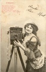 L'objectif : Femme photographiant(CAP0133)