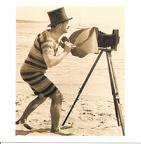 Photographe des années 1930 sur la plage : Rivages de France(CAP0166)
