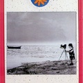 Fillette photographiant la mer. « Je t'envoie mes plus belles images »(CAP0214)