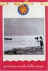 Fillette photographiant la mer. « Je t'envoie mes plus belles images »(CAP0214)