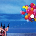 3 kodakettes avec des ballons (Young et Rubicam)<br />(CAP0252)