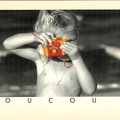 Enfant (N&B) avec un appareil rouge/jaune; « Coucou ! »(CAP0474)
