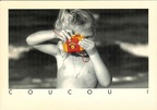 Enfant (N&B) avec un appareil rouge/jaune; « Coucou ! »(CAP0474)