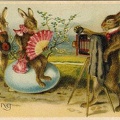 Lapin photographe : « Easter Greeting », lapins assis sur un œuf<br />(CAP0483)
