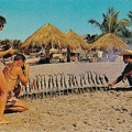 Photographes devant un mexicain faisant sécher des poissons - Mexique(CAP0560)