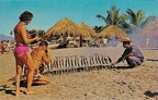 Photographes devant un mexicain faisant sécher des poissons - Mexique(CAP0560)