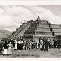 Photographe devant une pyramide Maya - Mexique<br />(CAP0564)