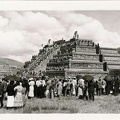 Photographe devant une pyramide Maya - Mexique(CAP0564)