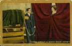 Au studio : photographe et femme derrière un rideau(CAP0591)