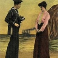 Marin et jeune femme sur la plage(CAP0600)