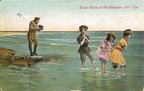 Photographe et 3 baigneuses au bord de la mer(CAP0603)