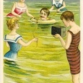 Un photographe, 3 baigneuses, 1 baigneur dans une bouée(CAP0605)