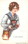 Jeune femme tenant un folding dans ses mains(CAP0634)