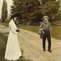 Femme photographiant un marcheur(CAP0640)