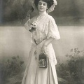 Femme avec folding à la main<br />(CAP0643)