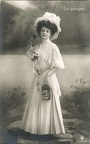 Femme avec folding à la main(CAP0643)