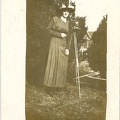 Femme avec un folding sur pied<br />(CAP0644)