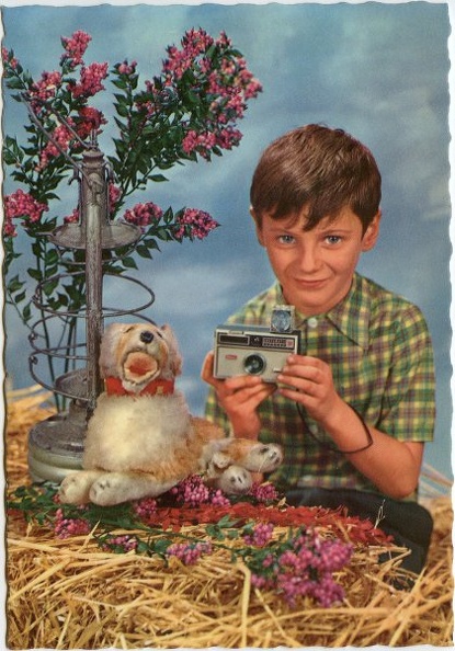 Enfant avec un Instamatic 100(CAP0918)