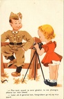 Fillette photographiant un garçon soldat(CAP0926)