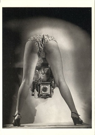 Femme avec une Speed-Graphic(CAP0935)