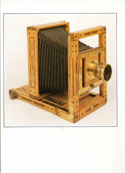 « Reisekamera aus Holz mit Einlegearbeiten (1870) »(CAP0953)