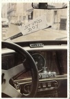 Leica dans une voiture « Stupid Boy »(CAP1176)