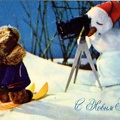 Bonhomme de neige photographiant un ourson sur ses skis<br />(CAP1195)