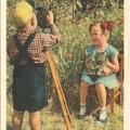 Garçon photographiant une fillette(CAP1433)