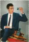 Homme assis avec un Rolleiflex(CAP1458)