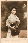 Femme avec appareil stéréo Mackenstein(CAP1505)