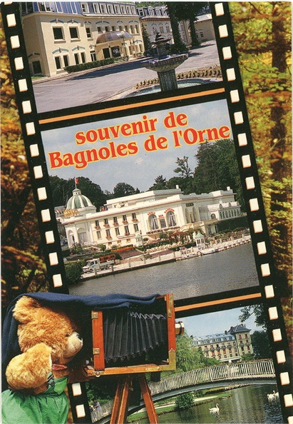 Texte recto : « souvenir de Bagnoles de l'Orne »
Texte verso : « Bagnoles-de-l'Orne ...»
Vue recto : 3 photos de la ville.
Ourson en peluche avec une chambre à soufflet.
Date : < 2004
Pays : France
Éditeur : Le Goubey, Caen / Alliance Carterie / production Leconte
Type : CPMFête : -
Dos : divisé
Écrite : ouiTimbre : -
Date : -Lieu : -
Forme : coins carrésFormat : 104 x 149 mm
Matériel présenté : chambre en bois sur pied
Référence : A 20313
Commentaires : -
Liens web : -
N° inventaire : CAP1712_01
CAP1712_01.jpg