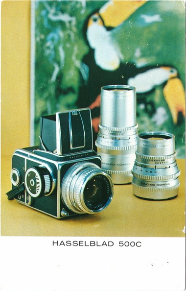 Texte recto : « Hasselblad 500C »
Texte verso : Carte d'information envoyée à un client l'informant du retour d'un film développé ou de la réparation d'un matériel (en anglais).
« Bronxville Camera shop »
Vue recto : Photo couleur.
Date : 0
Pays : États-Unis
Éditeur : Jay Hoops Studios
Type : CPSMFête : -
Dos :
Écrite : ouiTimbre : 3 c
Date : ?Lieu : Bronxville
Forme : Coins carrésFormat : 88 x 139 mm
Matériel présenté : Hasselblad 500C
Référence : -
Commentaires : -
Liens web : -
N° inventaire : CAP1725_01
CAP1725_01.jpg