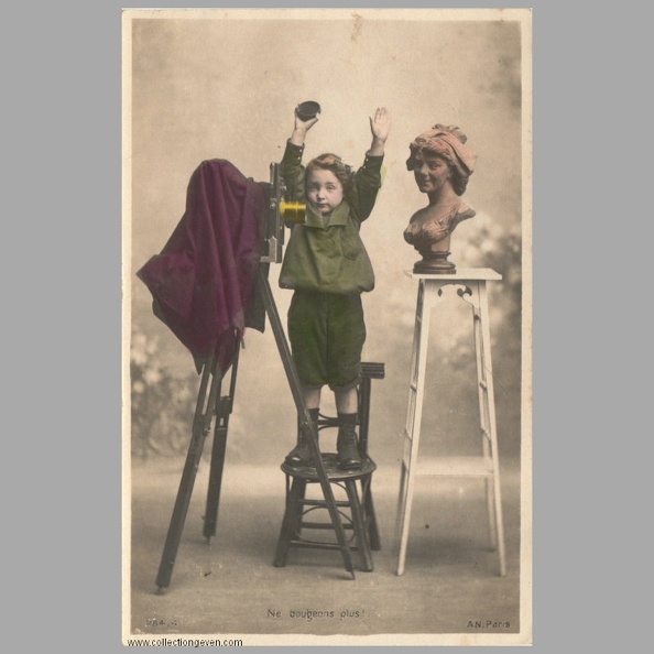 Garçon photographiant un buste de femme 4/5(CAP1933)