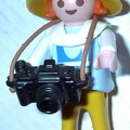 Femme tenant un appareil photo (Playmobil) - 1998<br />(famille Hérisson)<br />(GAD0077)