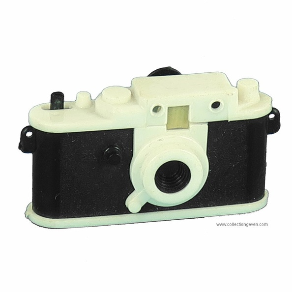 Ce porte-clés, en forme d'appareil photo de type Leica, contient 16 vues de vedettes de cinéma :
« Photoscope vous présente sa série Vedettes de cinéma , Harcourt Paris »
Dany Robin, Juliette Gréco, Martine Carol, Lollobrigida, Edith Piaf, Danielle Darrieux, Michèle Morgan, Luis Mariano, Jean Marais, Robert Lamoureux, Raf Vallone, Gérard Philipe, Fernandel, Jean Gabin, Maurice Chevalier, Sacha Guitry.
Marque : Le CinéscopeFabricant : Le Cinéscope
Publicité : -
Pays : France
Date de début : ~ 1960
Dimensions : 60 x 32 x 20 mmPoids : 8 g
Code EAN13 : -
Vues : Photos noir et blanc.
Nb de vues : 16
Commentaires : Photos du Studio Harcourt prises au début des années 1960.
Liens web : -
N° inventaire : GAD0547
GAD0547.jpg