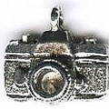 Pendentif argenté : appareil réflex<br />(GAD0716)