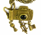 Pendentif : appareil réflex doré avec accessoires(GAD1069)