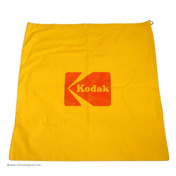 Grand sac en toile de 72 x 82 cm, marqué Kodak sur les 2 sacs.
Marque : KODAKFabricant : ?
Publicité : Kodak
Pays : ?
Date de début : ~ 1980
Dimensions : 72 x 82 cm
Code EAN13 : -
Commentaires : Le logo Kodak présent sur ce sac a été utilisé de 1971 à 1987.
Liens web : -
N° inventaire : GAD1555_01
GAD1555_01.jpg