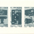 Les appareils photographiques : gravure bleue<br />(PHI0597)