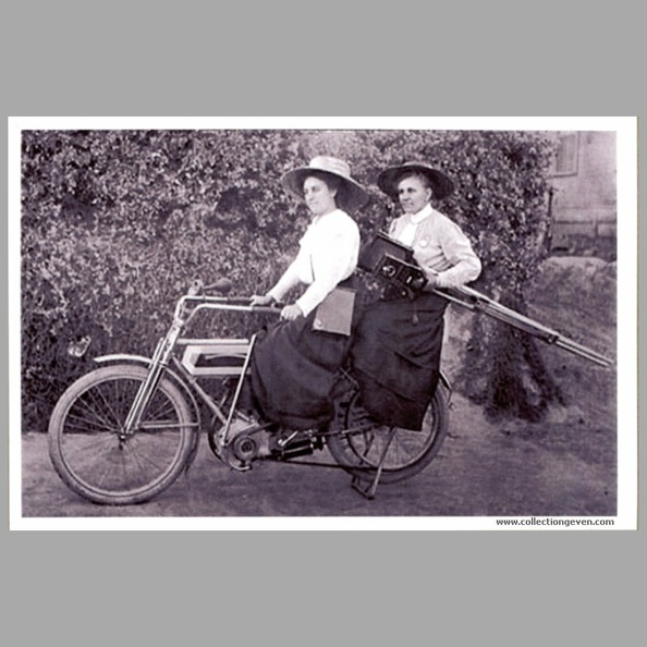 Cette photographie montre 2 femmes sur une moto ancienne avec une chambre photographique.
Reproduction de 2022 d'une photo ou carte postale de c. 1900.
Marque : -
Publicité : -
Date : c. 1900
Pays : XXXLangue : -
Dimensions : 102 x 152 mmPoids : -
Type : vue fixe uniquePos. / nég. : positif
Support : papierCouleur : noir et blanc
Format : 10 x 15 cm
Auteur : -
Référence : -
Commentaires : -
Liens web : -
N° inventaire : VUG0142_01
VUG0142_01.jpg