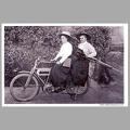 2 femmes à moto avec une chambre photo(VUG0142)