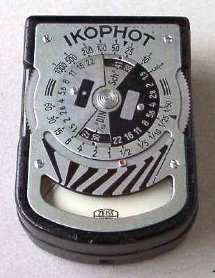 ACC0398
-
Nom: Ikophot (1328/1)
Fabricant: Zeiss Ikon
Pays: ?
Date: ~1950
Type: ?
Lumière: ?
Sensibilité: ?
IL: ?
Ouvertures: ?
Vitesses: ?
Ciné: ?
Accessoires: ?
Notice: ?
Commentaires: ?
ACC0398.jpg