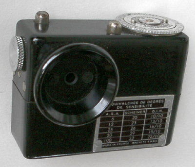 ACC0403
-
Nom: ?
Fabricant: ?
Pays: ?
Date: < 1950
Type: ?
Lumière: ?
Sensibilité: ?
IL: ?
Ouvertures: ?
Vitesses: ?
Ciné: ?
Accessoires: ?
Notice: ?
Commentaires :
Publicité de 1951 :
ACC0403.jpg