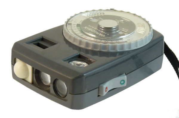 ACC0637
-
-
Nom: Variosix electronic
Fabricant: Gossen
Pays: Allemagne
Date: 1972
Type: posemètre CdS
Lumière: ?
Sensibilité: ?
IL: ?
Ouvertures: ?
Vitesses: ?
Ciné: ?
Accessoires: ?
Notice: ?
Commentaires: ?
ACC0637_01.jpg