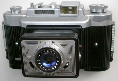 APP0109b
Spec Fexar, f11/70
rotatif, 1/25,1/50,1/100
-
Nom: Elite (FEX,40)
Marque: FEX; fabricant: -; publicité: -
Pays: France
Date: début: >1960; fin: ??
Type: (CRFO)
Dimensions: 155x90x75;155x95x95mm; poids: 380
Matière: bakélite; Couleur: noir/gris
Surface sensible: film 620; format: 6x9;6x6cm(cache amovible)
Objectif: nom: Spec Fexar; fabricant:?; ouv./focale: f11/70; fixation : coulissant
Diaphragme: type: coulissant; ouvertures: f11,f16
Obturateur: nom: rotatif; fabricant: ?; vitesses: 1/25,1/50,1/100; pose: -
Retardateur: -; Armement: -
Compte-vues: fenêtre; Protection 2 expos: -
Synchro flash: X; flash intégré: -
Posemètre: type: optique; plage: ?; automatisme: manuel
Mise au point: type: fixe; mini: 1,5m; télémètre: -
Décentrement vert.: -; hor.: -; bascule avant: -; arrière: -
Viseur: galilee (ocul. rect); Porte-accessoire: sabot; Niveau: -
Mode d'emploi: -
Commentaires:
déclencheur sur boîtier; angles arrondis
3 vit. sans pose
grand viseur; grand posemètre
Appareil présenté
N° de série: -
N° objectif: -; N° obturateur: -
Accessoires: -; sac: -
APP0109b.jpg