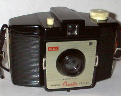 Nom : Brownie Cresta
Marque : KODAKFabricant : Kodak Ltd
Publicité : -
Pays : Royaume-Uni
Date de début : - 1955Date de fin : - 1958
Type : compact 6 x 6 (CFFM)
Dimensions, fermé : XXXOuvert : XXX
Poids : XXX
Matière : XXXCouleur : XXX
Surf. sensible : film 120Format : 6 x 6 cm
Objectif :
- Nom : KodetType : XXX
- Marque : XXX
- Ouverture : 14Focale : XXX
- Fixation : XXXMonture : XXX
Diaphragme :
- Type : XXX
- Ouverture : XXX
Obturateur :
- Nom : XXXType : rotatif
- Marque : XXX
- Vitesses : 1/40 sPose : XXX
- Retardateur : non
- Armement : XXX
Film, plaque :
- Compte-vues 1 : XXXCompte-vues 2 : XXX
- Protection 2 expos : XXX
- Avancement : XXX
Flash :
- Synchro : XXX
- Flash interne : XXX
Posemètre :
- Type : XXX
- Plage : XXX
- Automatisme : XXX
Mise au point :
- Type : XXXMinimum : XXX
- Télémètre : XXX
Viseurs :
- Viseur 1 : XXX
- Viseur 2 : XXX
- Viseur 3 : XXX
Autres :
Niveau à bulle : XXX
Porte-acc. 1 : XXXPorte-acc. 2 : -
Écrou de pied : XXX
Déc. vertical : XXXHorizontal : XXX
Bascule avant : XXXArrière : XXX
Commentaires : -
Liens web :-
Appareil présenté :
N° de série : XXX
N° objectif : XXXN° obturateur : XXX
Accessoires : -
Notice : XXX
Commentaires : -
N° inventaire : APP0180
APP0180.jpg