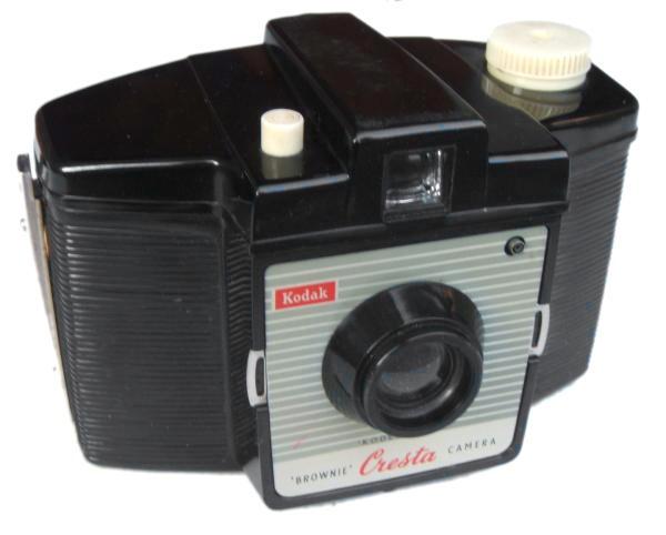 Brownie Cresta (Kodak)
APP0180b
-
Nom: Brownie Cresta
Marque: KODAK; fabricant: Kodak Ltd; publicité: -
Pays: Grande-Bretagne
Date: début: -1955; fin: -1958
Type: (CFFM)
Dimensions: 144x92x85mm; poids: ?
Matière: bakélite; Couleur: noir
Surface sensible: film 120; format: 6x6cm
Objectif: nom: Kodet; fabricant:?; ouv./focale: f11/60; fixation : fixe
Diaphragme: type: fixe; ouvertures: f11
Obturateur: nom: rotatif; fabricant: ?; vitesses: 1 vit.; pose: -
Retardateur: -; Armement: -
Compte-vues: fenêtre; Protection 2 expos: -
Synchro flash: oui; flash intégré: -
Posemètre: type: -; plage: -; automatisme: manuel
Mise au point: type: bonnette; mini: 4 ; télémètre: -
Décentrement vert.: -; hor.: -; bascule avant: -; arrière: -
Viseur: galilee; Porte-accessoire: -; Niveau: -
Mode d'emploi: -
Commentaires:
filtre jaune
Appareil présenté
N° de série: -
N° objectif: -; N° obturateur: -
Accessoires: -; sac: tout prêt Kodak
APP0180b.jpg